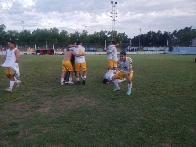 Pablo VI se consagró campeón del fútbol rosarino en Álvarez