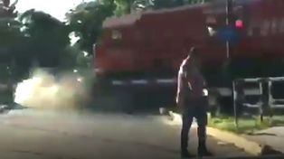 Video: el conductor de un auto se baja justo a tiempo y evita ser arrollado por un tren