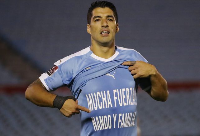 Luis Suárez marcó de penal el primer gol del seleccionado uruguayo.