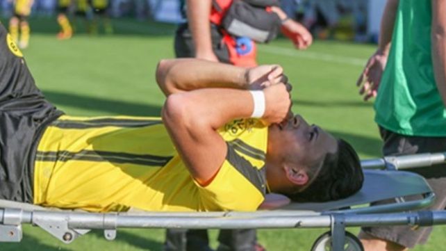 La escalofriante fractura que sufrió un futbolista de 18 años en Europa La escalofriante fractura que sufrió un futbolista de 18 años en Europa