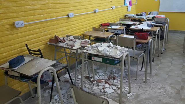 En un salón. La mampostería cayó sobre bancos donde había alumnos.