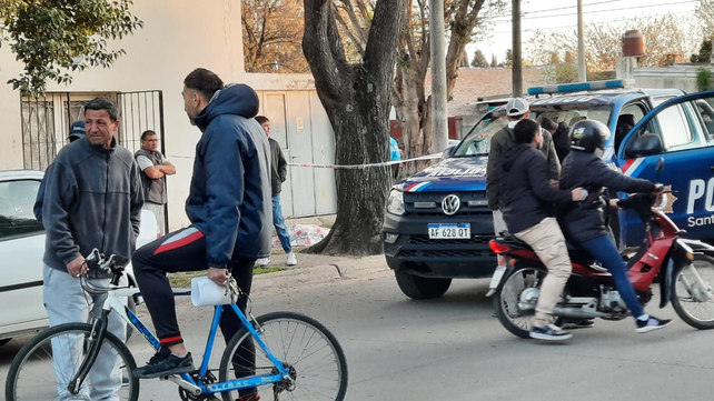 Vecinos de la zona del barrio Iturbide comenzaron a acercarse hasta el lugar dónde mataron a la joven de 36 años. (Foto, Pueblo Regional)