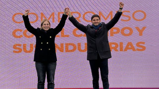 El precandidato a gobernador realizó el cierre de campaña desde un campo en Armstrong.