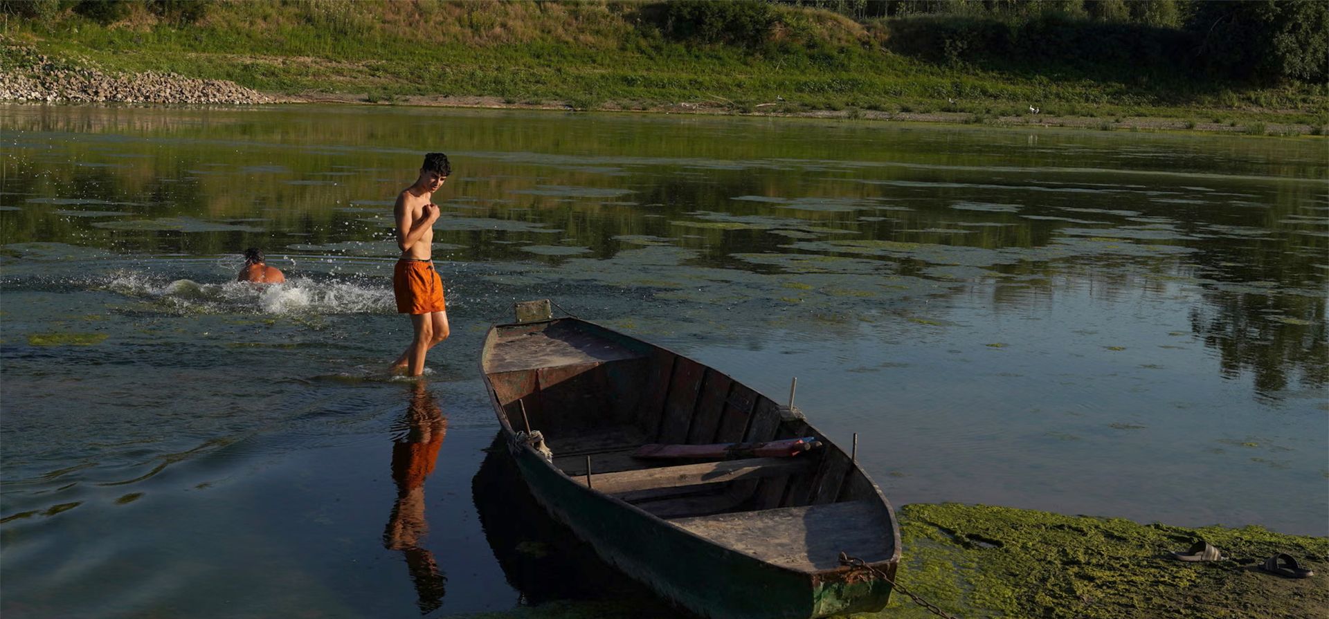 Jóvenes se bañan en las reducidas aguas del Danubio, para atenuar las altas temperaturas reinantes en el lugar, Clrai, Rumania. Fotografía: Andreea Câmpeanu/Reuters Jóvenes se bañan en las reducidas aguas del Danubio, para atenuar las altas temperaturas reinantes en el lugar, Clrai, Rumania. Fotografía: Andreea Câmpeanu/Reuters