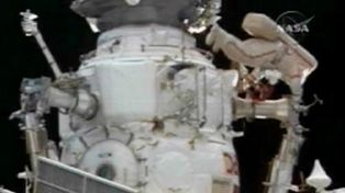 Astronautas instalan una sonda fuera de la estaci&oacute;n espacial internacional