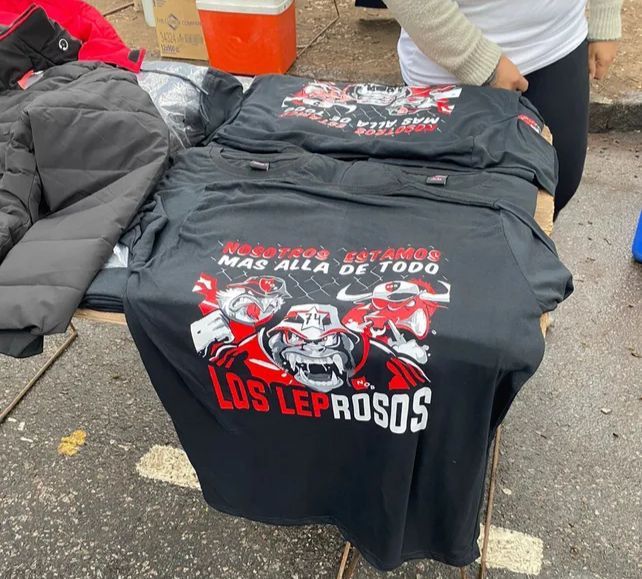 En al menos un puesto de venta de remeras se vendía merchandising con la estampa de la bandera de Los Monos.