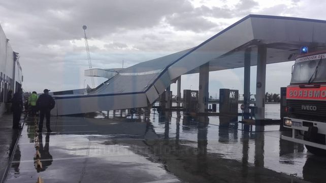 VIDEO: En Concepción del Uruguay la tormenta voló un techo en estación de servicio