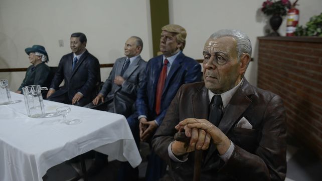 Jorge Luis Borges junto a los líderes mundiales en el club Fortín Victoria de barrio Bella Vista.