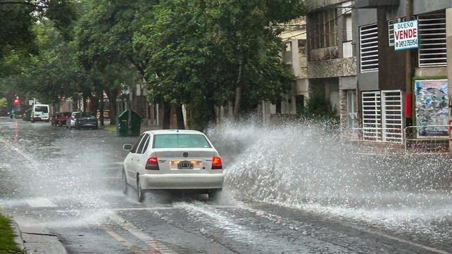 La lluvia se hace sentir con fuerza en Rosario.