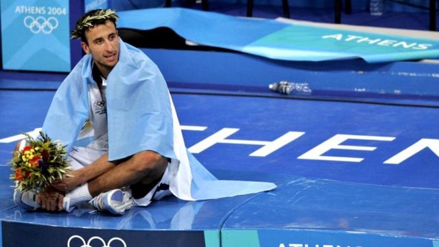 Manu Ginóbili en el podio de los Juegos Olímpicos de Atenas 2004.