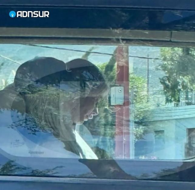 Según imágenes e información de medios patagónicos, Margot Robbie estaría de visita en la Argentina