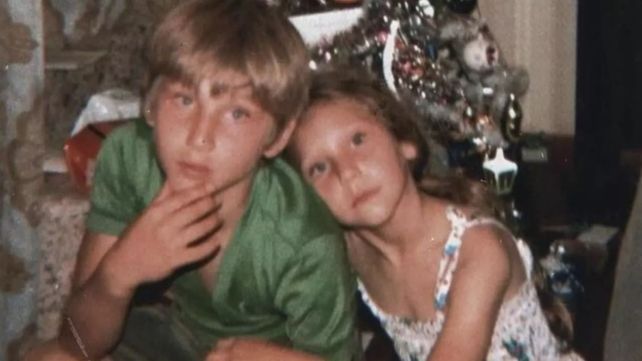 La foto vintage de los hermanos Javier y Karina Milei.