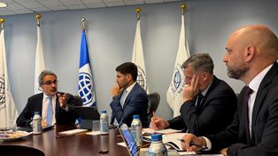 El gobernador Maximiliano Pullaro en una reunión en la gira por Estados Unidos.