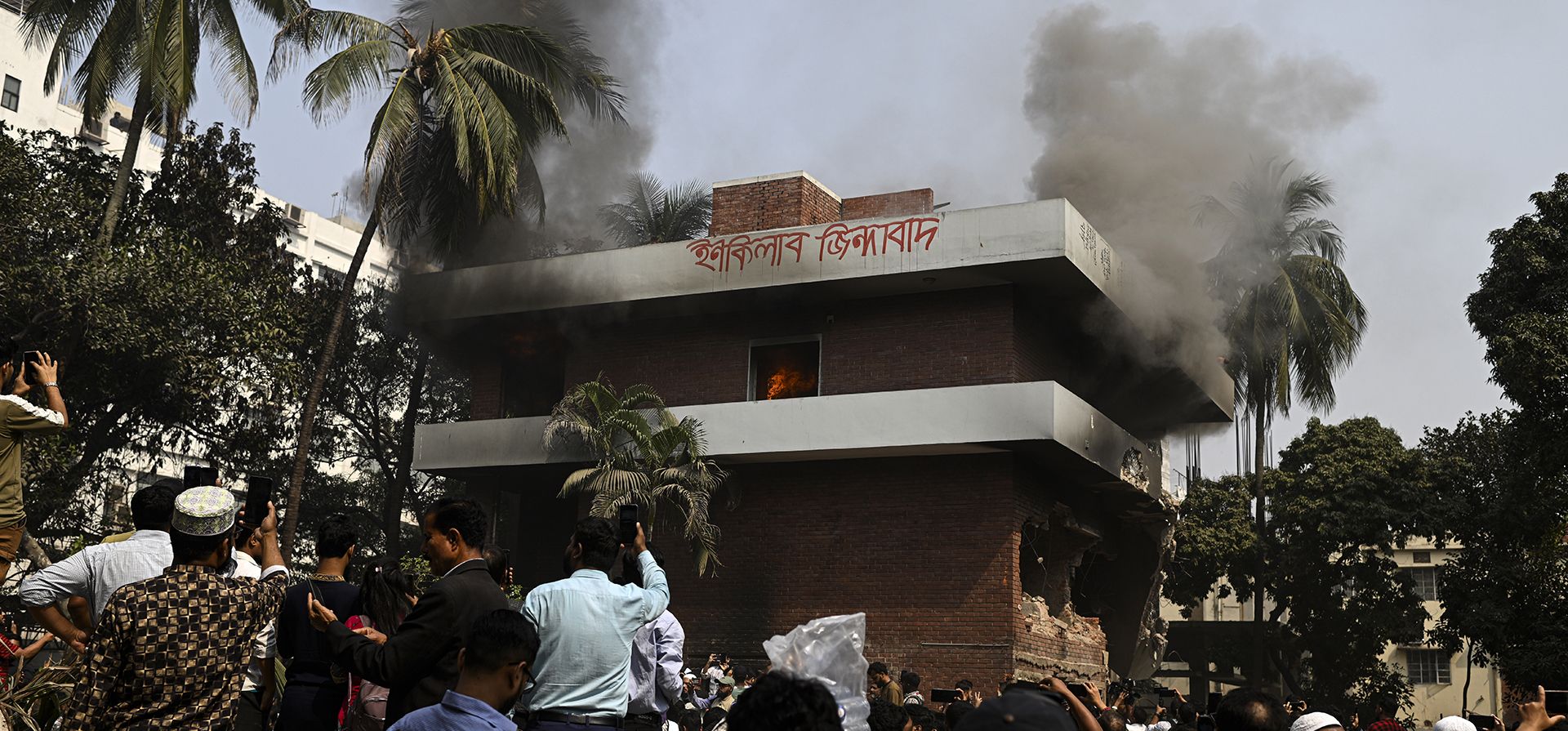 Decenas de personas se encuentran alrededor de un edificio en llamas, que es parte de la residencia de Sheikh Mujibur Rahman, ex líder de Bangladesh y padre de la derrocada primera ministra Sheikh Hasina, en Dhaka, Bangladesh, el jueves 6 de febrero de 2025. (Foto AP/Mahmud Hossain Opu) Decenas de personas se encuentran alrededor de un edificio en llamas, que es parte de la residencia de Sheikh Mujibur Rahman, ex líder de Bangladesh y padre de la derrocada primera ministra Sheikh Hasina, en Dhaka, Bangladesh, el jueves 6 de febrero de 2025. (Foto AP/Mahmud Hossain Opu)