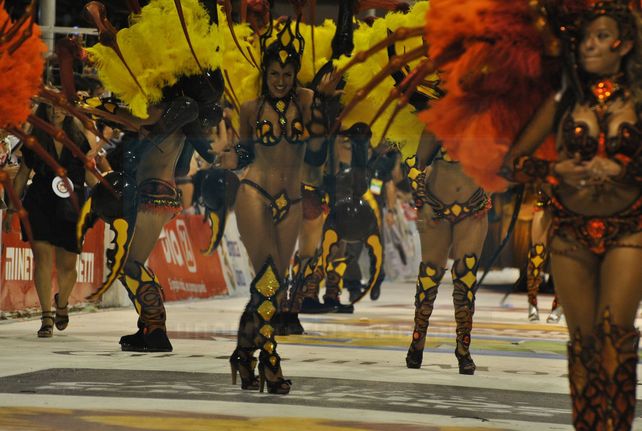 Nutrida agenda. Las ciudades programaron diferentes eventos para pasar el día en la costa del río y bailar o disfrutar de espectáculos musicales por la noche.