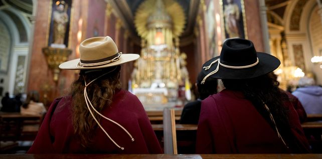 Mujeres esperan el inicio de la Misa en la Catedral de Salta, Argentina, el lunes 2 de mayo de 2022. Dieciocho monjas de clausura del Convento de San Bernardo en la provincia de Salta han hecho una acusación formal contra el Arzobispo Mario Cargnello de Salta y otros dos miembros de la iglesia por presunta violencia de género física y psicológica.