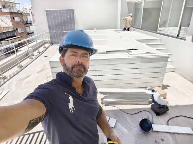 Cristian Toro está a cargo de la venta de estas piletas de fibra de vidrio en la región.