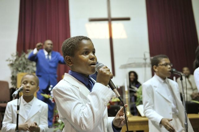 Tiene 11 años y se ordenó como sacerdote