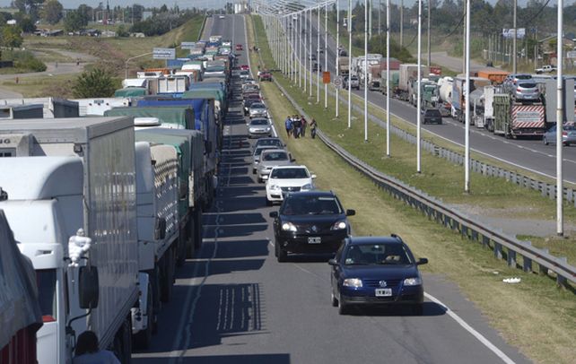 El transporte se paralizó por la huelga. En Circunvalación y Presidente Perón se concentró casi un millar de camiones. No se impidió el tránsito de vehículos particulares.