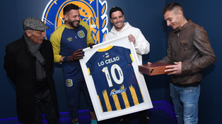 Gio Lo Celso recibió una plaqueta y una camiseta en el Gigante, en la previa de Central-Sarmiento.