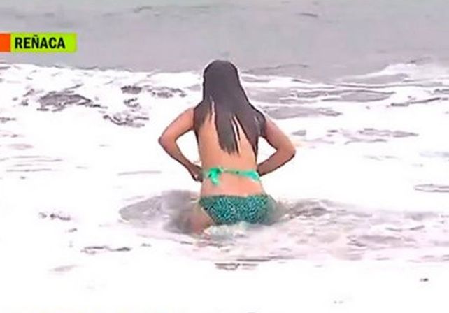 Explotó el verano: una notera se zambulló en el mar y perdió la bikini
