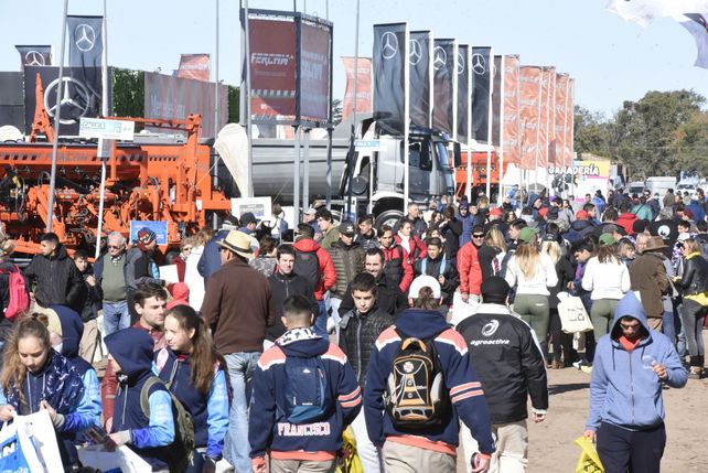 Agroactiva arrancó el miércoles y cierra hoy en Armstrong. Mucho público y expositores en el corazón del cluster de la maquinaria.