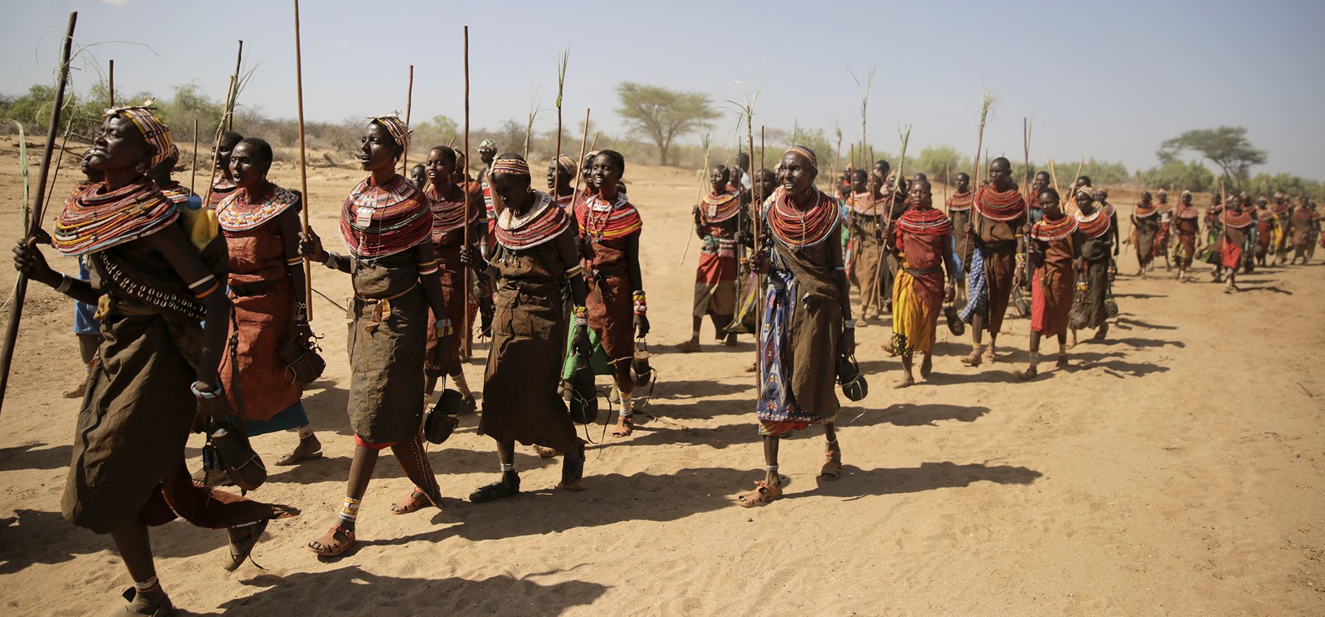 Los samburu realizan una peregrinación diaria a un embalse donde derraman leche sobre el paisaje reseco como ofrenda mientras cantan y bailan en el condado de Samburu, Kenia. Realizan esta ceremonia todos los días hasta que llega la lluvia.
