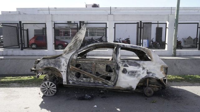 El auto incinerado en el que hallaron dos cadáveres. Apareció en un descampado de la zona sudoeste.&nbsp;
