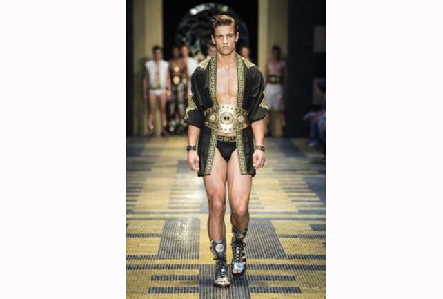 Versace presentó su nueva colección de vestidos y enteritos para hombres