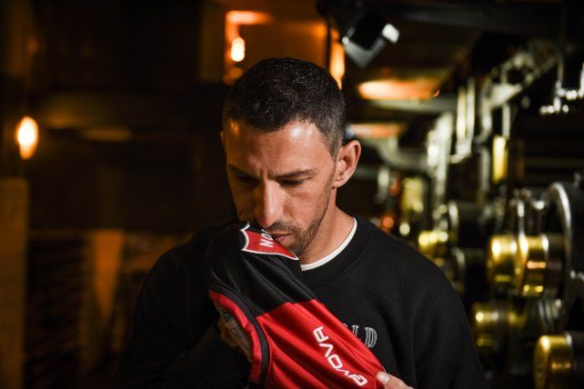 Maxi Rodríguez besa la camiseta de Newells
