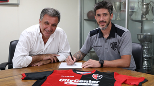 El presidente Ignacio Astore y el capitán Pablo Pérez rubrican el contrato.