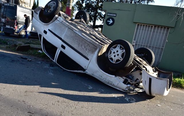 Las víctimas iban en este Chevrolet Corsa. El accidente ocurrió antes de las 8.&nbsp;