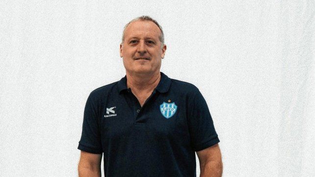 Eduardo Rodríguez es el DT del equipo femenino de Villa Dora.