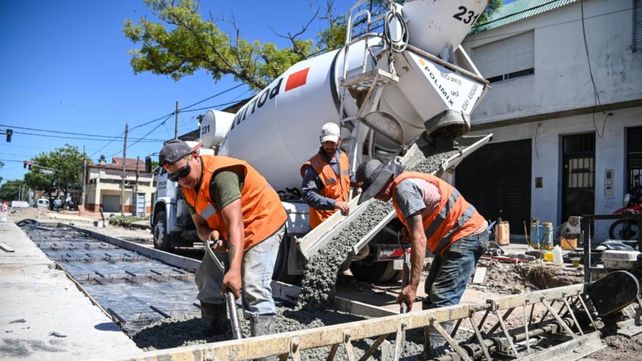 El presupuesto municipal de 2026 contempla obras de pavimento definitivo en diez barrios de Rosario.