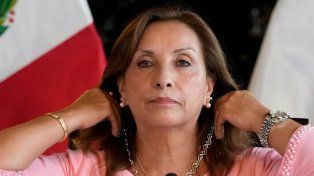La Presidenta de Perú Dina Boluarte, quiso mejorar su rostro y ahora enfrenta las consecuencias políticas por abandono indebido del cargo