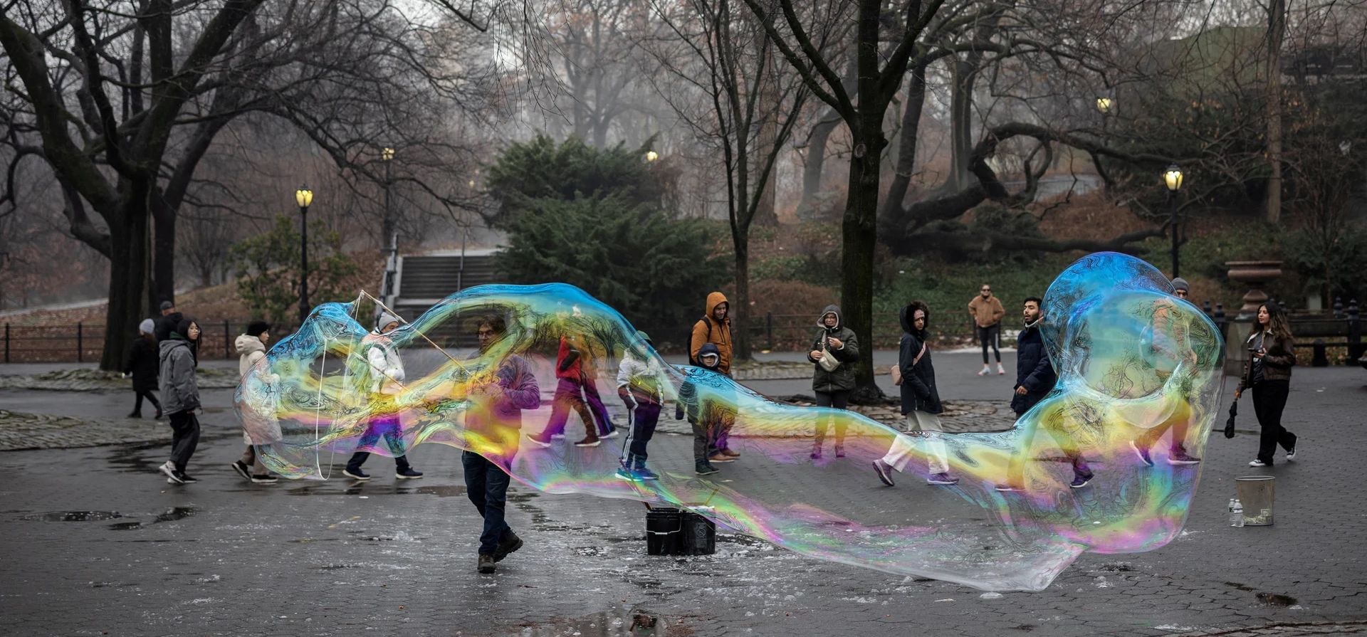 Un hombre hace una burbuja gigante en Central Park, Nueva York, Estados Unidos. Fotografía: Marko urica/Reuters Un hombre hace una burbuja gigante en Central Park, Nueva York, Estados Unidos. Fotografía: Marko urica/Reuters