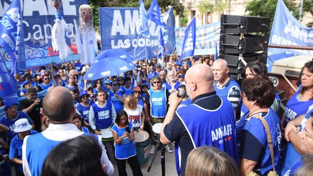 El gremio docente volvió a cuestionar la reforma previsional impulsada por el gobierno provincial y criticó la falta de negociación en la paritaria. El gremio docente volvió a cuestionar la reforma previsional impulsada por el gobierno provincial y criticó la falta de negociación en la paritaria.
