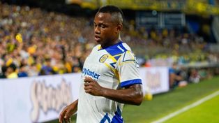 El vuelo de Jaminton Campaz está a punto de aterrizar en el piso del Gigante. Ya impactó de cabeza el centro genial de Di María y será el 2-1 de Central ante Banfield.