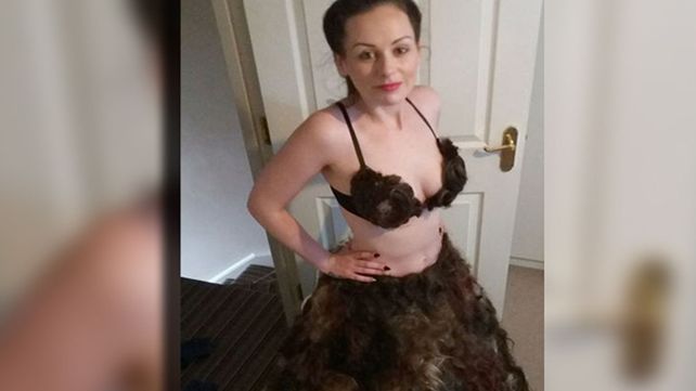Confeccionó un vestido con vellos púbicos: ¿vos lo usarías?