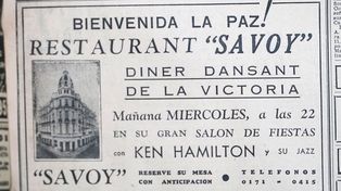 Entre las tiendas y comercios que se sumaron a los festejos del fin de la Segunda Guerra Mundial, el histórico hotel Savoy estuvo presente.&nbsp;