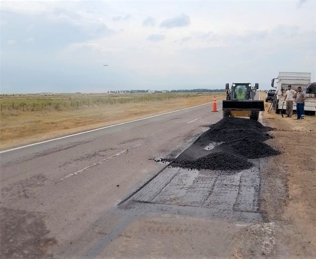 Este tipo de acciones de mantenimiento generan reducciones de carril, con paso alternado de a una mano por vez, coordinado por banderilleros.