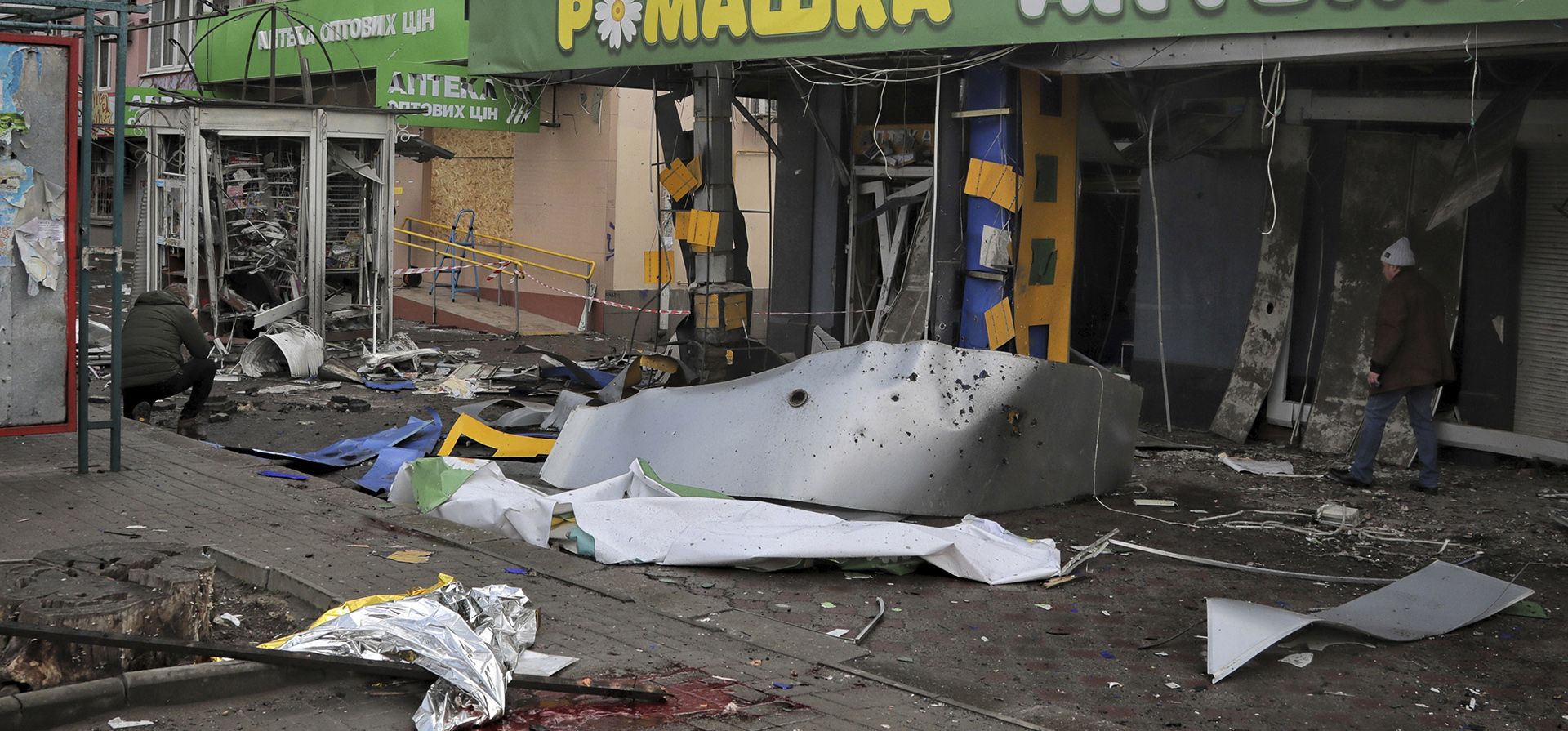 Un mortífero bombardeo ruso golpeó una estación de autobuses en Kherson, Ucrania, el martes 21 de febrero de 2023. (Foto AP/Nina Lyashonok)