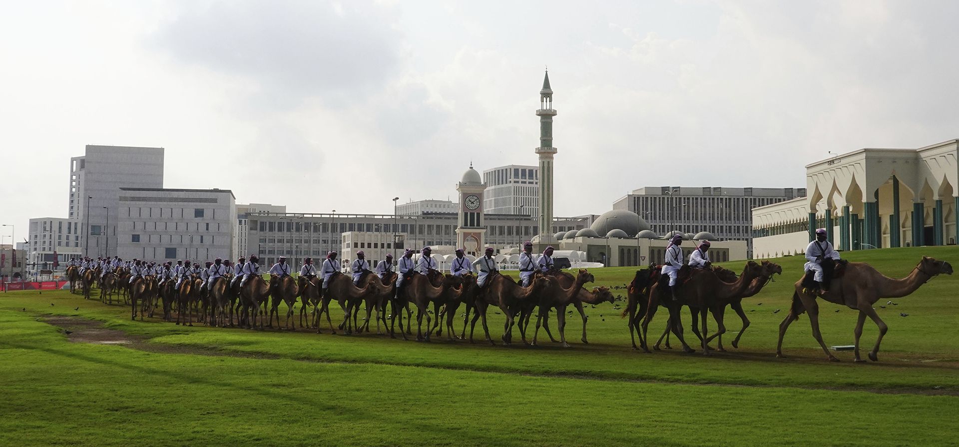 Guardias qatarís montan sus camellos frente al Amiri Diwan, en Doha, Qatar, el jueves 8 de diciembre de 2022. (Foto AP/Luca Bruno)
