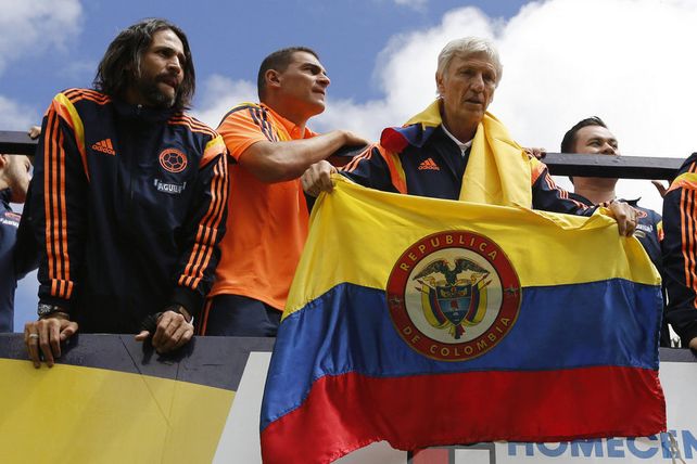 Pekerman y la selección de Colombia fueron recibidos como héroes