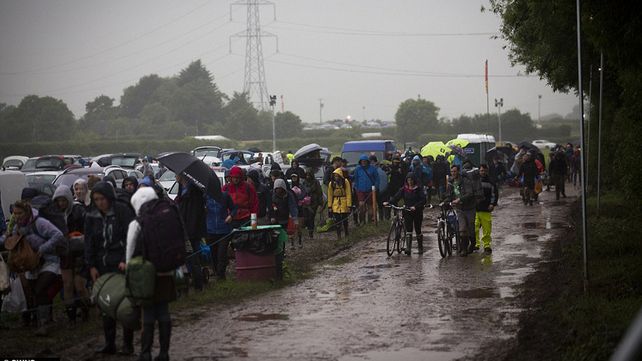 Glastonbury, el mítico festival británico se celebra bajo la lluvia y el barro