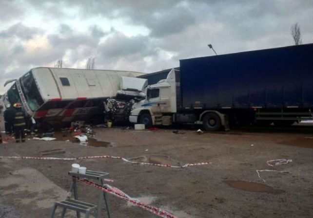 Córdoba: un muerto y 20 heridos por el choque entre un micro y un camión