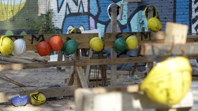 En las obras en construcción los elementos de trabajo quedaron colgados de un día para el otro.
