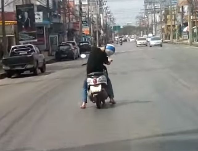 Increible. Lo que más llama la atención es la posición de la cabeza del motociclista.