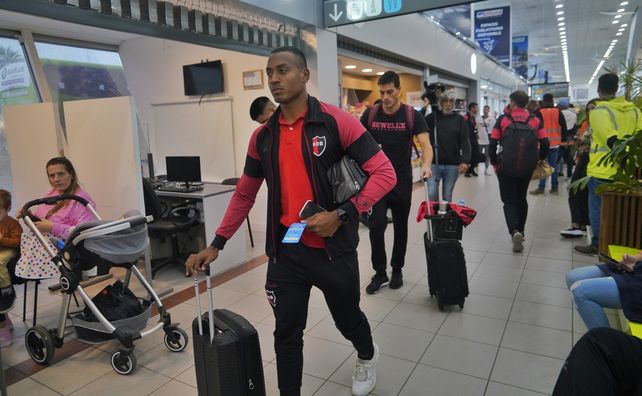 Con el ticket en mano. Willer Ditta se apresta a subir al avión alquilado por Newell’s&nbsp;para trasladarse a Bolivia.