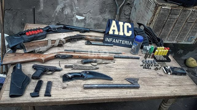 Distintas armas y otros artículos que fueron secuestrados en los allanamientos